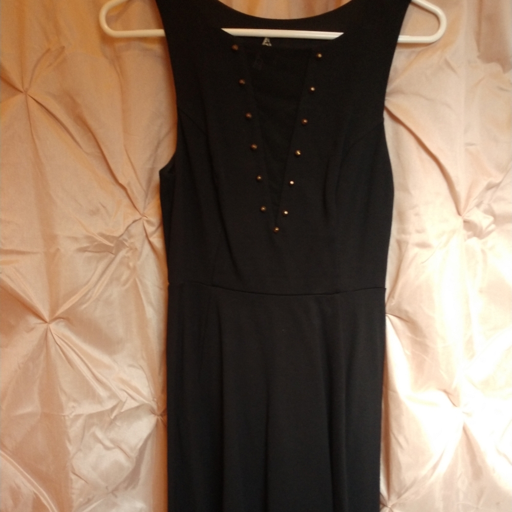 Black sleeveless dress